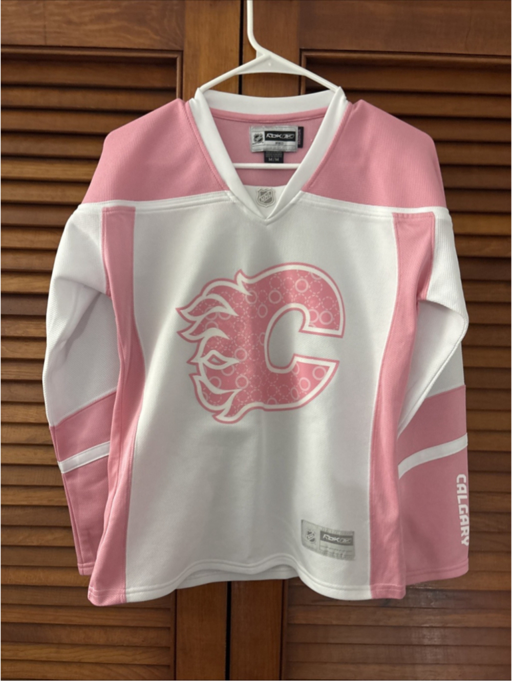 Calgary Flames Reebok White/Pink Women's Hockey Jersey Size Medium